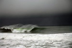 la vague de grand bassam sous l'orage