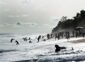 le dimanche la foule d'abidjanais se presse sur la plage de grand bassam